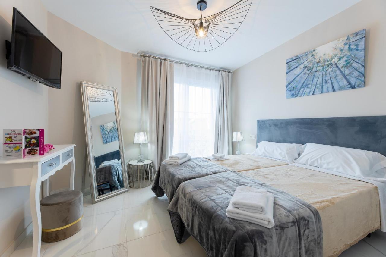 Residencia Deportiva Rozarossa Hotel Estepona Bagian luar foto