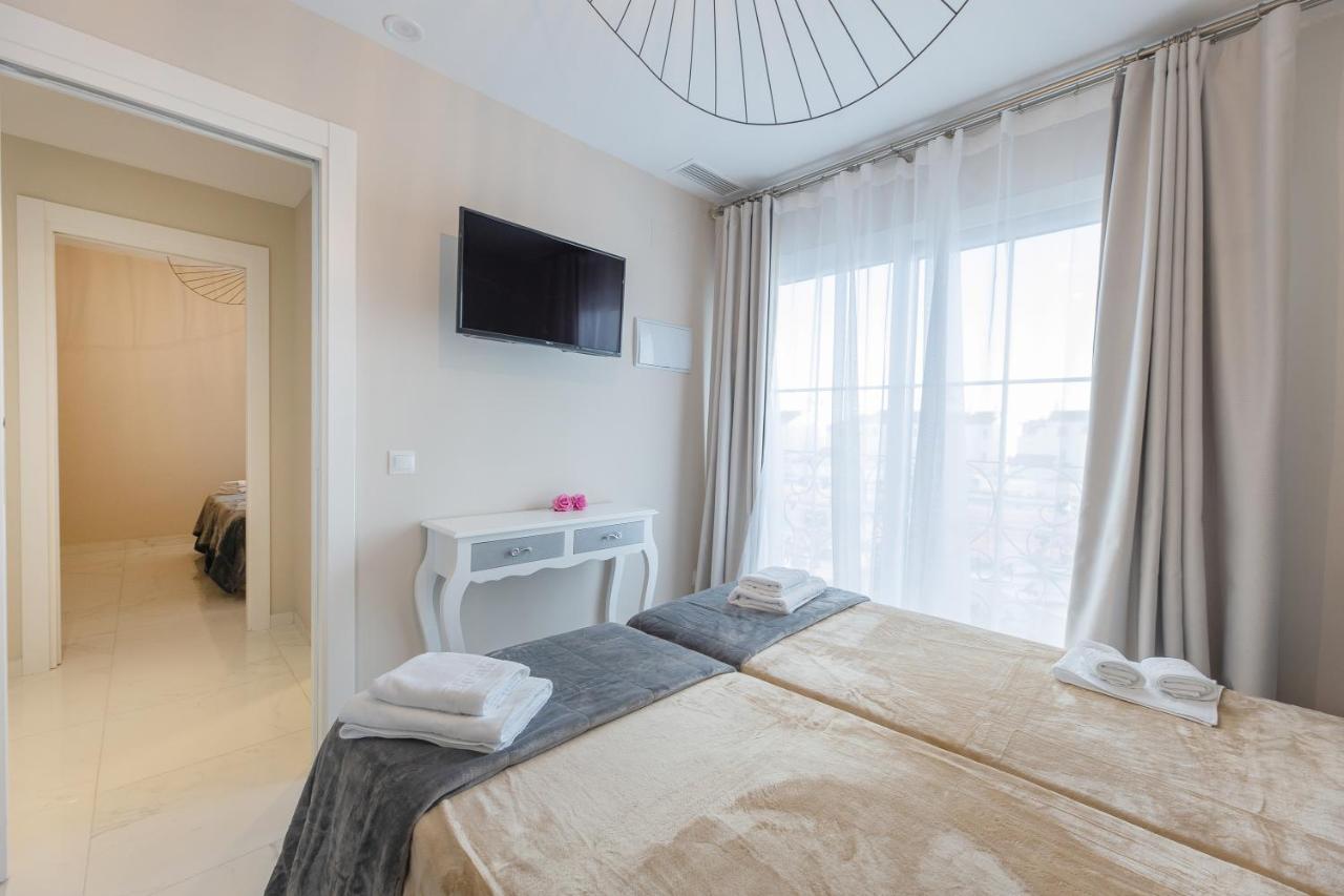 Residencia Deportiva Rozarossa Hotel Estepona Bagian luar foto